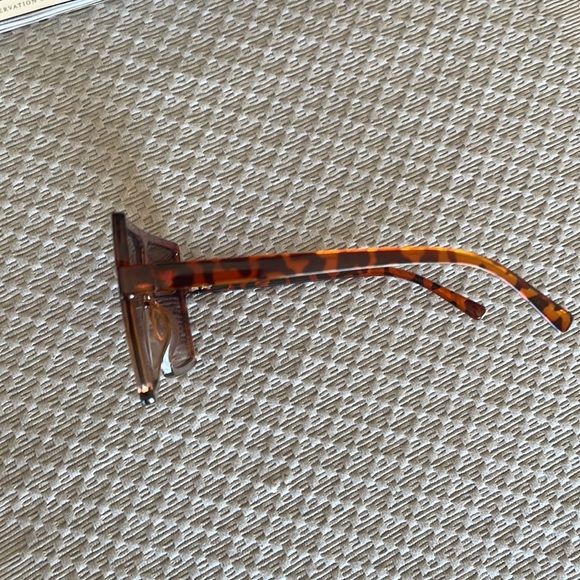 Stylish Tortoiseshell Oversized Sunglasses - Picture 4 of 4